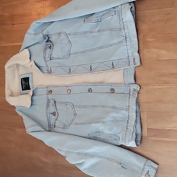 Levis inspired fur lined denim jacket ✨️ 💙 - Picture 4 of 9